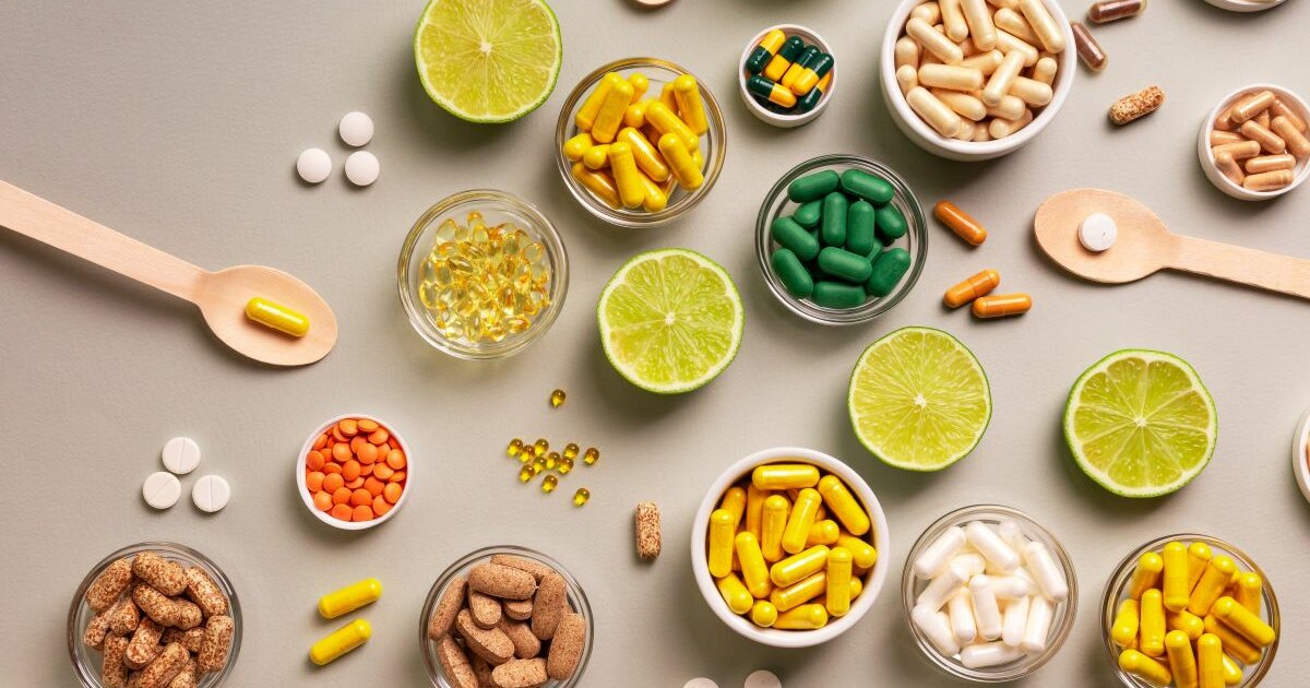 Vitamine und Nahrungsergänzungsmittel in Schälchen