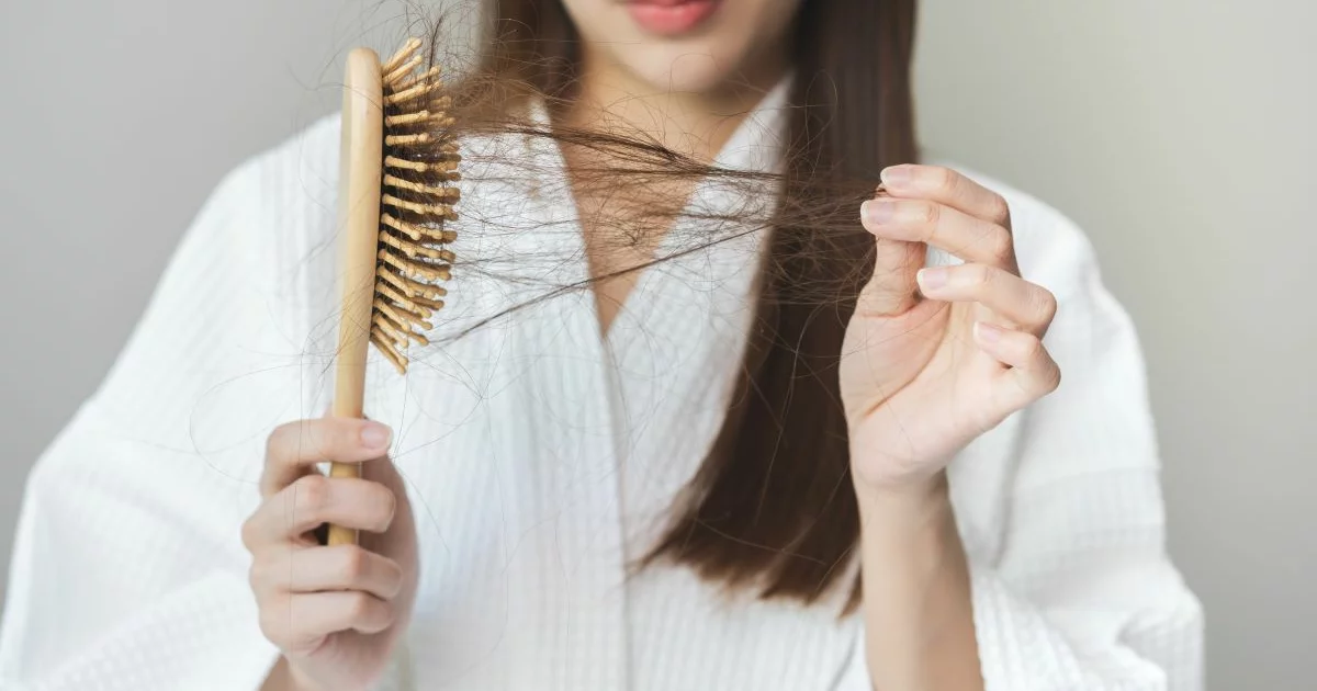 Haarausfall, brüchiges Haar auf der Bürste