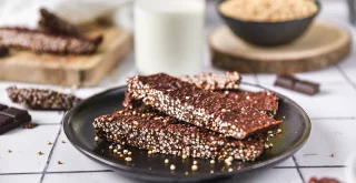 Schokoladenriegel mit Quinoa Pops