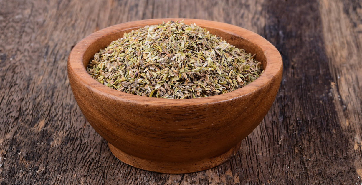 Oregano in einer Holzschale
