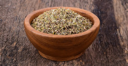Oregano in einer Holzschale