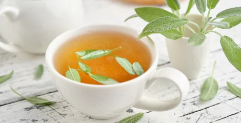 Salbeitee in einer weißen Tasse