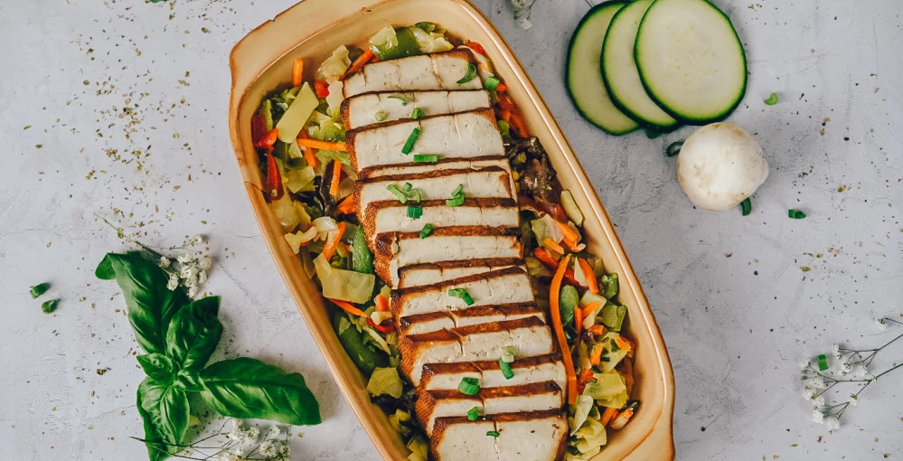 Glasierter Tofu mit Gemüse – ein buntes veganes Mittagessen!