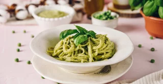 Pasta mit cremiger grüner Sauce