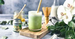 Mathe Latte in einen Glas