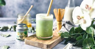 Mathe Latte in einen Glas