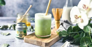 Mathe Latte in einen Glas