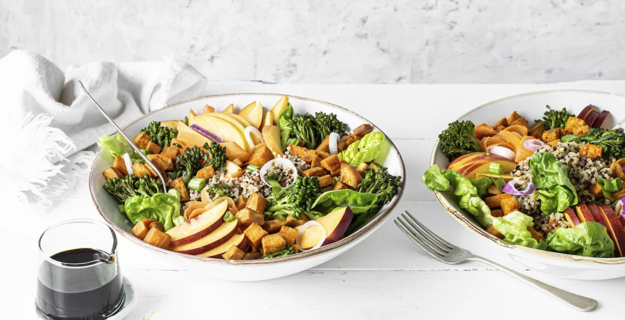 zwei Teller mit gesundem Salat