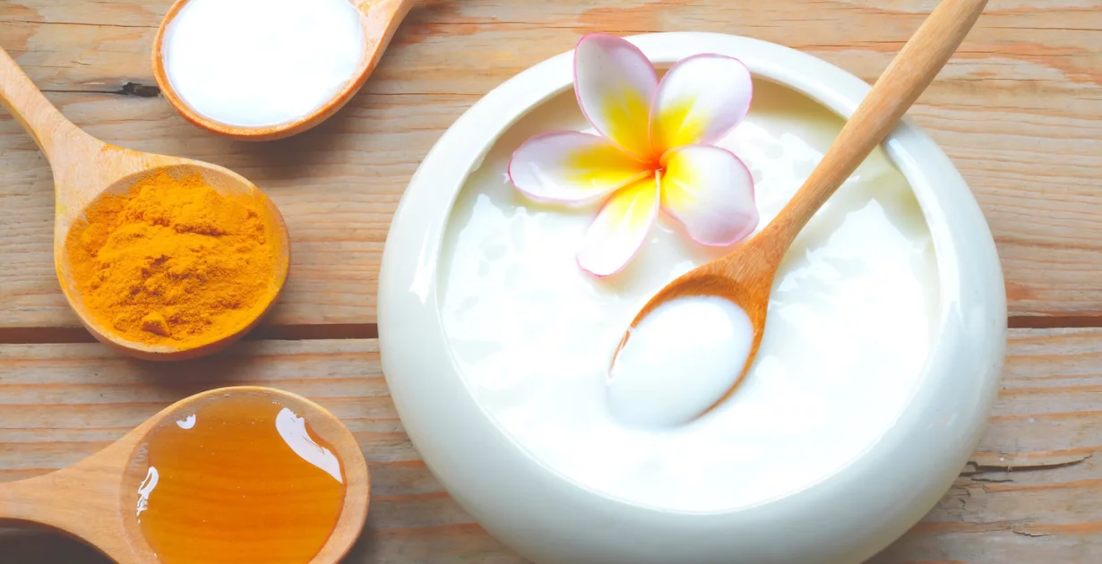 Kurkuma mit Jogurt in einer Schüssel