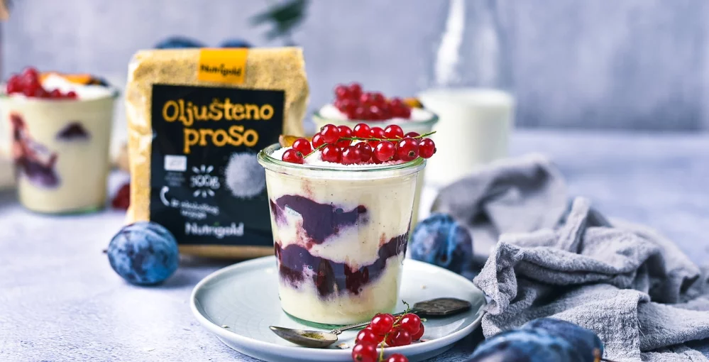 Hirsepudding mit Kokos & Pflaumen