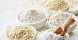 Verschiedene glutenfreie Mehlsorten in Schalen