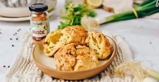 Käsebrötchen mit Frühlingszwiebeln