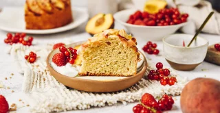 Joghurttorte mit Pfirsichen – cremiges Sommerdessert zum Selbermachen! Joghurttorte mit Pfirsichen – cremiges Sommerdessert zum Selbermachen!