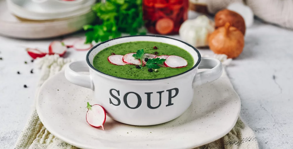 Kartoffelsuppe mit Radieschenblättern