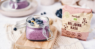 Buchweizenpudding mit Heidelbeeren in einer Dose