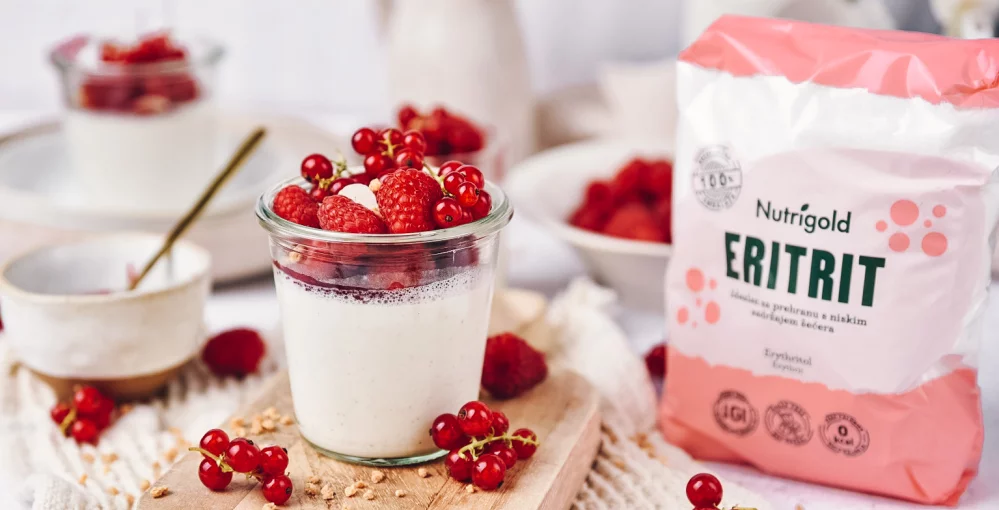 Vegane Panna Cotta mit Himbeeren