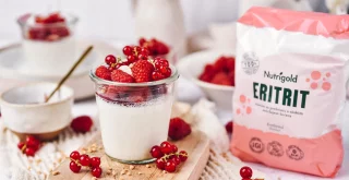 Vegane Panna Cotta mit Himbeeren – einfaches Sommerdessert zum Genießen! Vegane Panna Cotta mit Himbeeren