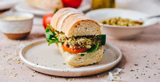 Knuspriges Brot, cremiges Pesto & würziger Tofu – das perfekte vegetarische Sandwich!