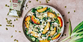 Grünkohlsalat mit Avocado & Pfirsichen – leicht, cremig und herrlich fruchtig! Grünkohlsalat mit Avocado & Pfirsichen