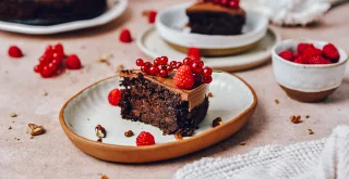 Direkt aus dem Garten auf den Kuchenteller – so schmeckt Zucchini von ihrer süßesten Seite! Zucchini-Schokoladenkuchen