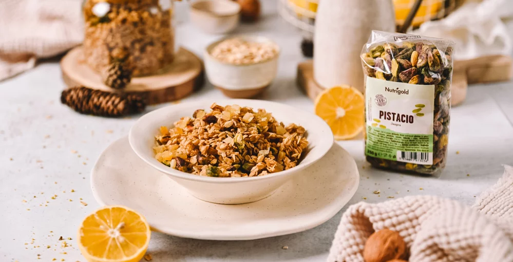 Granola mit Zitrone und Pistazien zum Frühstück