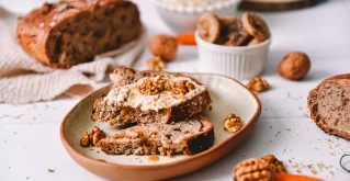 Wenn süße Feigen auf knackige Walnüsse treffen, entsteht ein Brot zum Verlieben Brot mit getrockneten Feigen und Walnüssen