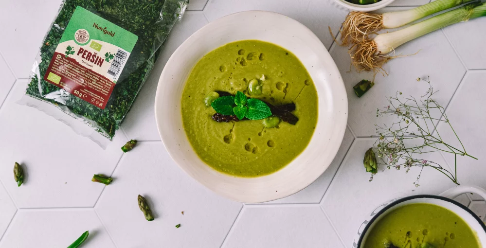 Frühlingssuppe mit grünem Gemüse
