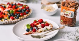 Raw-Tarte mit Joghurt und Früchten: schnelles Rohkost-Rezept ohne Backen!
