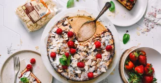 Kuchen mit Himbeeren und Mandeln