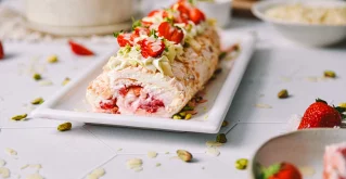 Pavlova-Rolle mit Erdbeeren