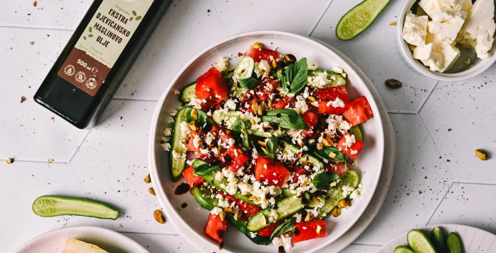 Wassermelonensalat mit Feta & Gurke – erfrischendes Rezept für heiße Sommertage!