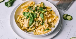 Manchmal braucht es nur Zitrone, Zucchini und Pasta für das perfekte Abendessen!