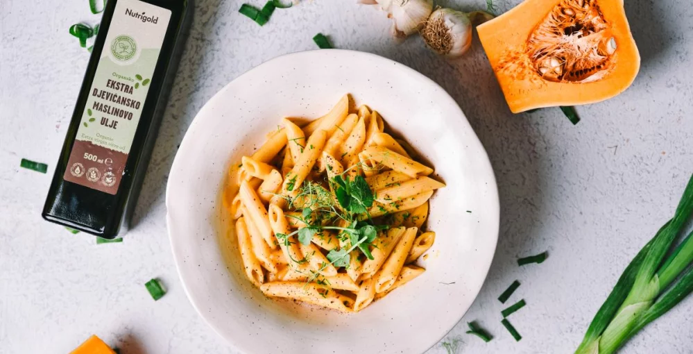 Pasta mit cremiger Sauce aus geröstetem Kürbis