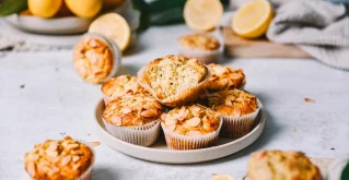 Die Zitronen-Mohn-Muffins – außen goldgelb und innen herrlich saftig! Die Zitronen-Mohn-Muffins