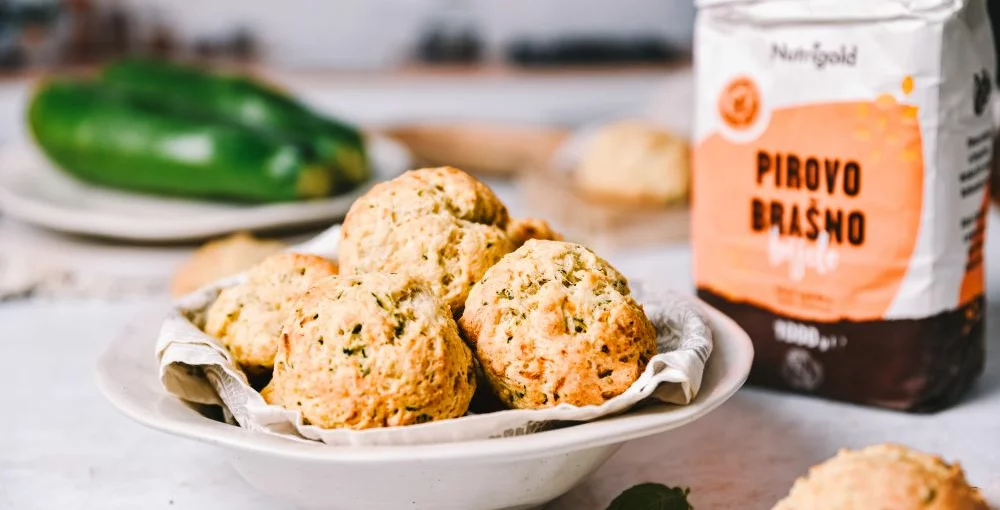Goldbraun gebacken und herrlich saftig: Zucchini-Brötchen!