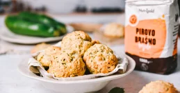 Goldbraun gebacken und herrlich saftig: Zucchini-Brötchen!