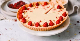 Raw-Tarte mit weißer Schokolade und Himbeeren – einfaches Rezept ohne Backen! Raw-Tarte mit weißer Schokolade und Himbeeren