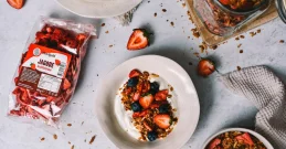 Hausgemachte Granola mit Erdbeeren & Kokos