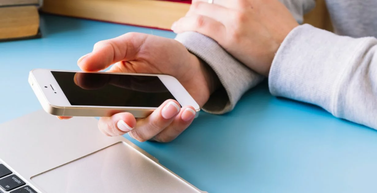 Google- und Apple-Pay-Symbole auf einem Mobiltelefonbildschirm