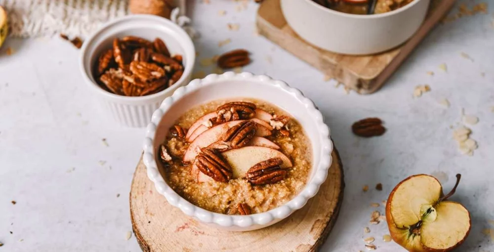 Quinoa-Porridge in einer Schüssel