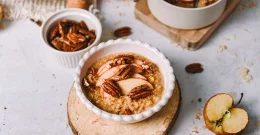 Quinoa-Porridge in einer Schüssel