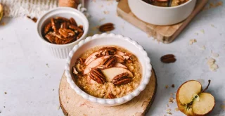 Quinoa-Porridge in einer Schüssel