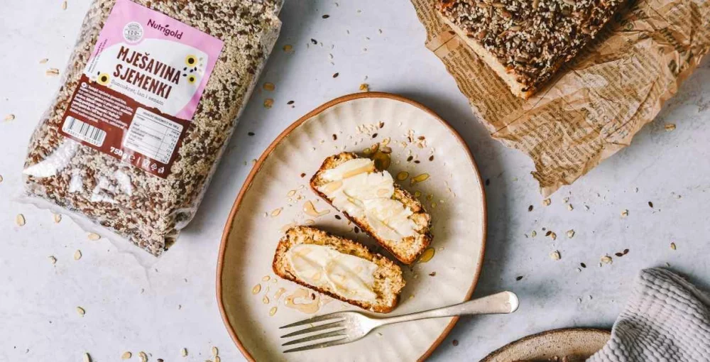 Lockeres Brot mit körnigem Frischkäse