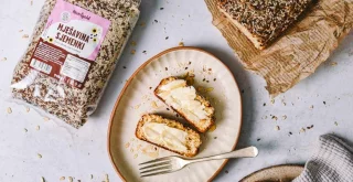 Lockeres Brot mit körnigem Frischkäse