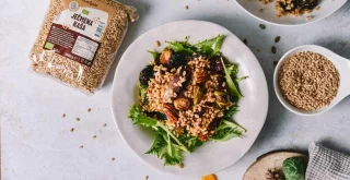 Quinoa-Porridge in einer Schüssel