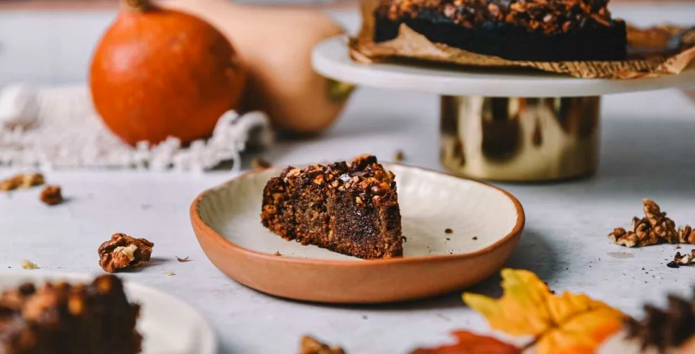 Dattelkuchen am Teller