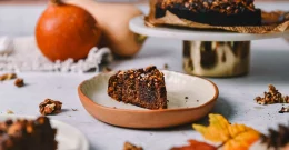 Dattelkuchen am Teller