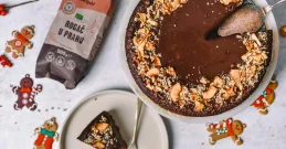 Kuchen mit Johannisbrot und Apfel