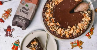 Kuchen mit Johannisbrot und Apfel