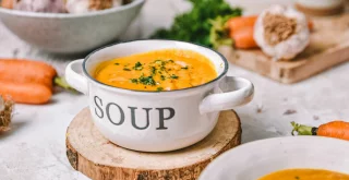 Karottensuppe mit geröstetem Knoblauch & Kurkuma – wohltuend und aromatisch! Karottensuppe